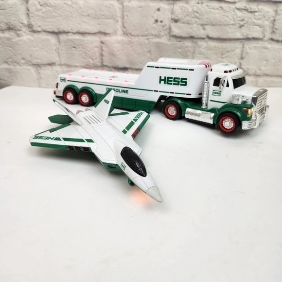Hess Toy Truck and Jet Collectible 2010 - Picture 6 of 17